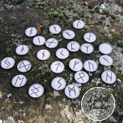 Jeu de runes divinatoires...